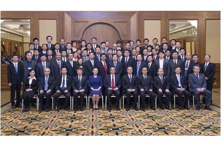 Premier Li Keqiang and His Wife Met Leaders of China-invested Enterprises