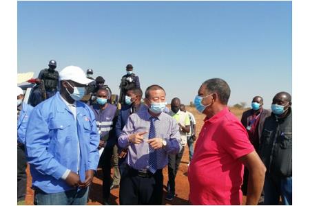 安哥拉威拉省马塔拉市市长米盖尔一行  参观我司马塔拉农业示范基地